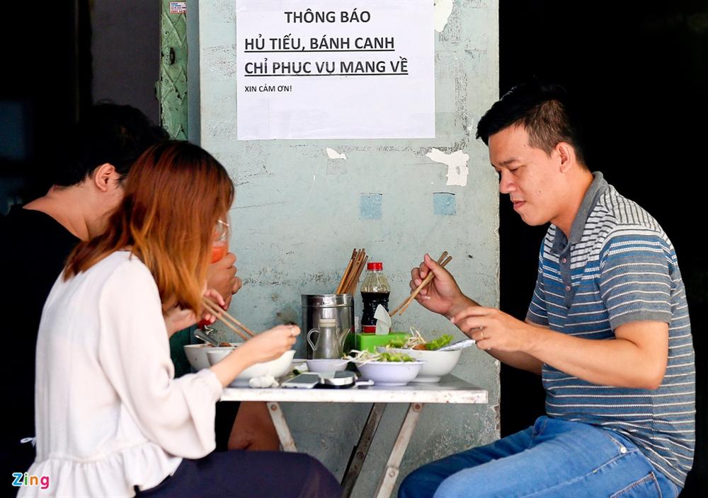 Nhiều quán ở TP.HCM nhận khách dù vẫn cách ly xã hội-1