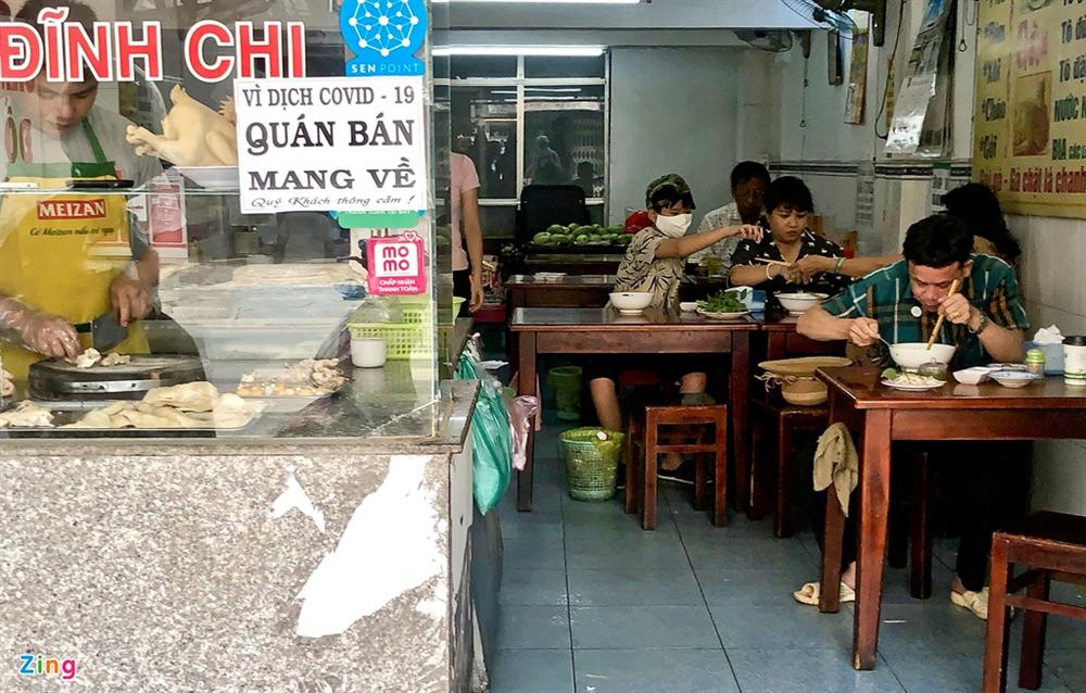 Nhiều quán ở TP.HCM nhận khách dù vẫn cách ly xã hội-2