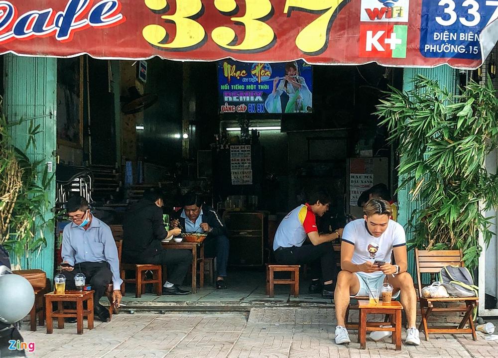 Nhiều quán ở TP.HCM nhận khách dù vẫn cách ly xã hội-3