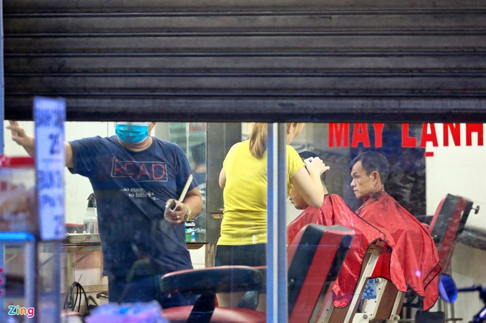 Nhiều quán ở TP.HCM nhận khách dù vẫn cách ly xã hội-6