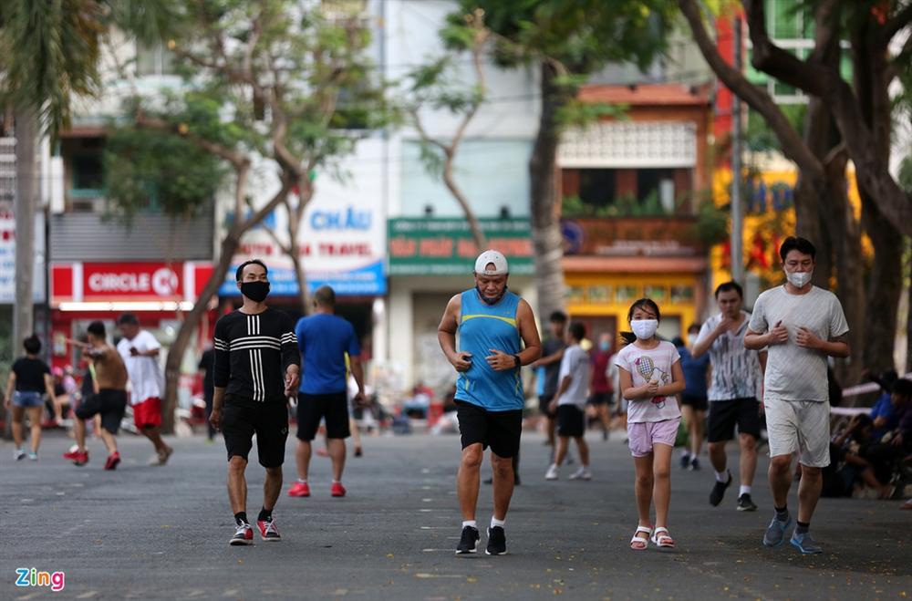 Nhiều quán ở TP.HCM nhận khách dù vẫn cách ly xã hội-7