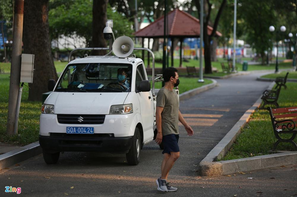 Nhiều quán ở TP.HCM nhận khách dù vẫn cách ly xã hội-8