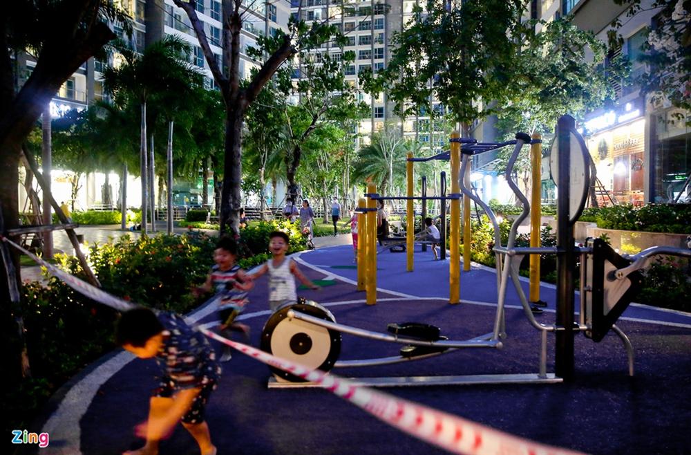 Nhiều quán ở TP.HCM nhận khách dù vẫn cách ly xã hội-9