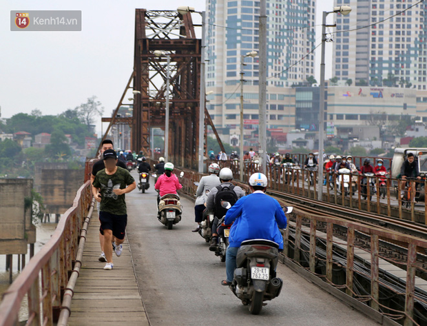 Hà Nội: Người dân ra cầu Long Biên tắm tiên”, tập thể dục đông đúc bất chấp Chỉ thị cách ly xã hội-5