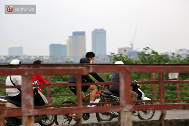 Hà Nội: Người dân ra cầu Long Biên tắm tiên”, tập thể dục đông đúc bất chấp Chỉ thị cách ly xã hội-11