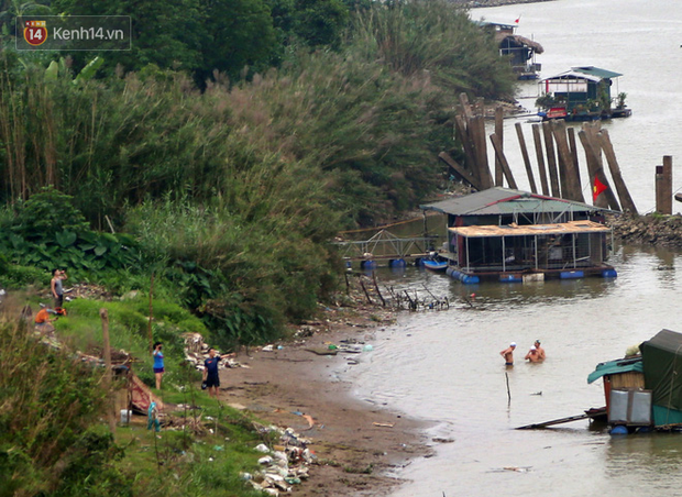 Hà Nội: Người dân ra cầu Long Biên tắm tiên”, tập thể dục đông đúc bất chấp Chỉ thị cách ly xã hội-2
