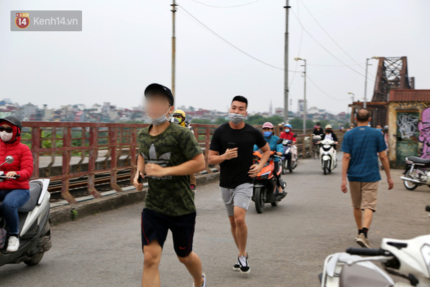 Hà Nội: Người dân ra cầu Long Biên tắm tiên”, tập thể dục đông đúc bất chấp Chỉ thị cách ly xã hội-4