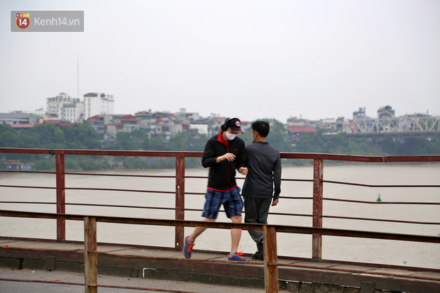 Hà Nội: Người dân ra cầu Long Biên tắm tiên”, tập thể dục đông đúc bất chấp Chỉ thị cách ly xã hội-8