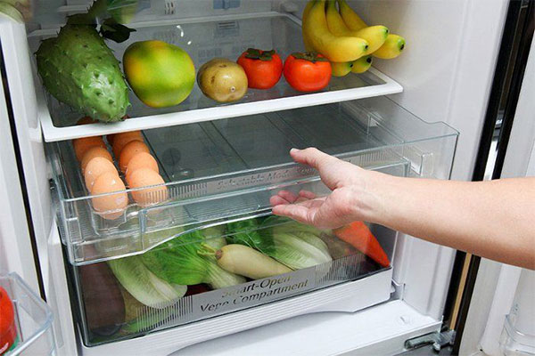 Cho vụn bánh mì vào tủ lạnh ai cũng lắc đầu sợ bẩn, nhưng công dụng thật kỳ diệu-2