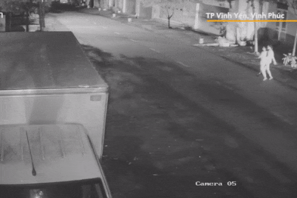 2 chị em đi tập thể dục bị ôtô tông