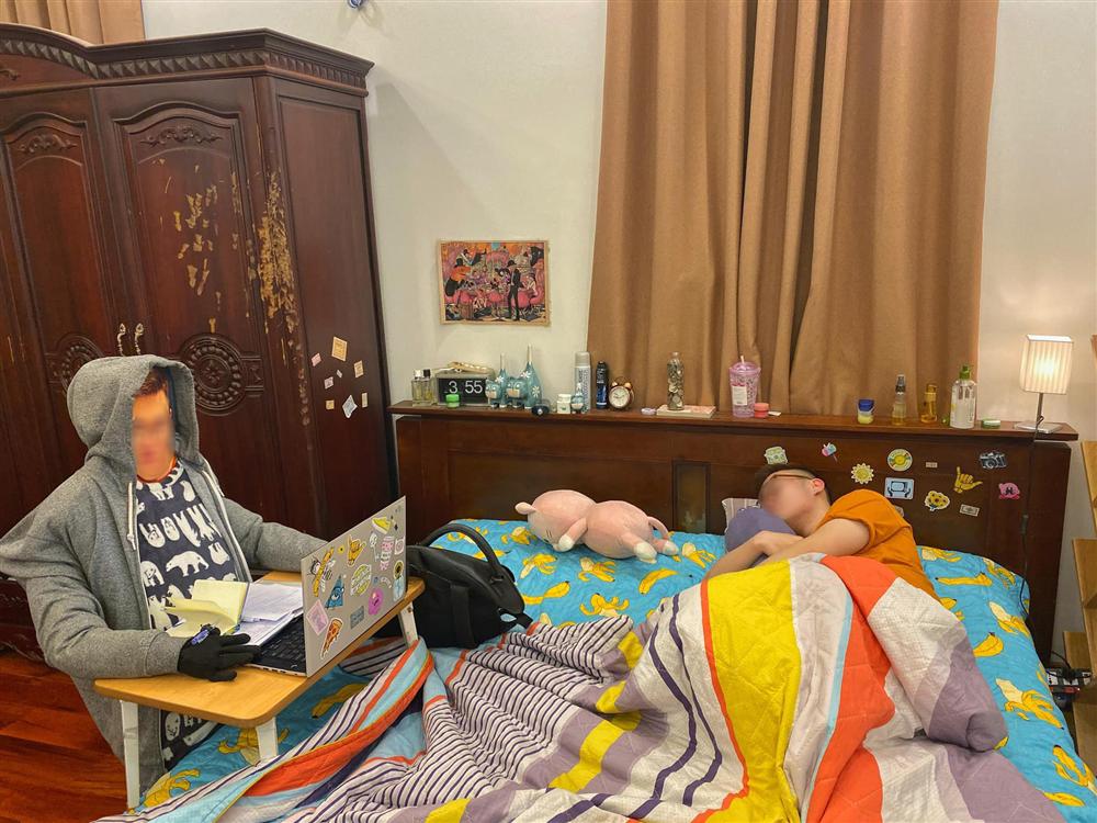 Thấy con trai ngồi học chăm chỉ, bố mừng rỡ định khen thì giận tím mặt vì phát hiện chiêu trốn học láu cá của con-1