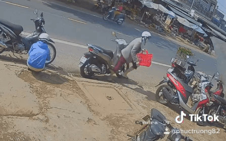 CLIP: Đỗ SH ven đường, bà cô đem làn vào chỗ vắng và hành động khó tin-1