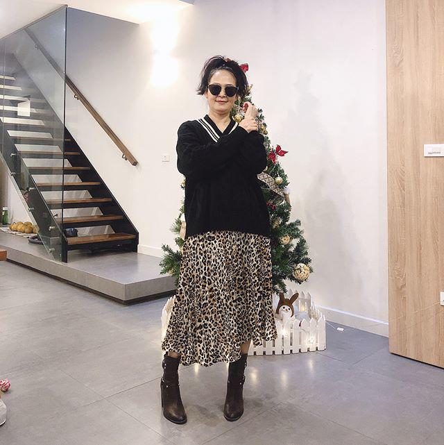 Mẹ nuôi của Chi Pu lộ mặt, U50 mà ăn diện trẻ trung như chị em với con gái-6