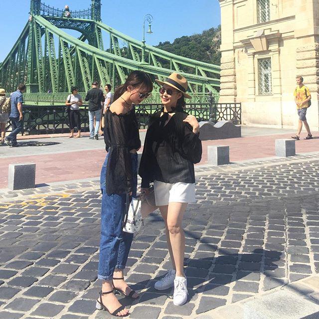 Mẹ nuôi của Chi Pu lộ mặt, U50 mà ăn diện trẻ trung như chị em với con gái-8