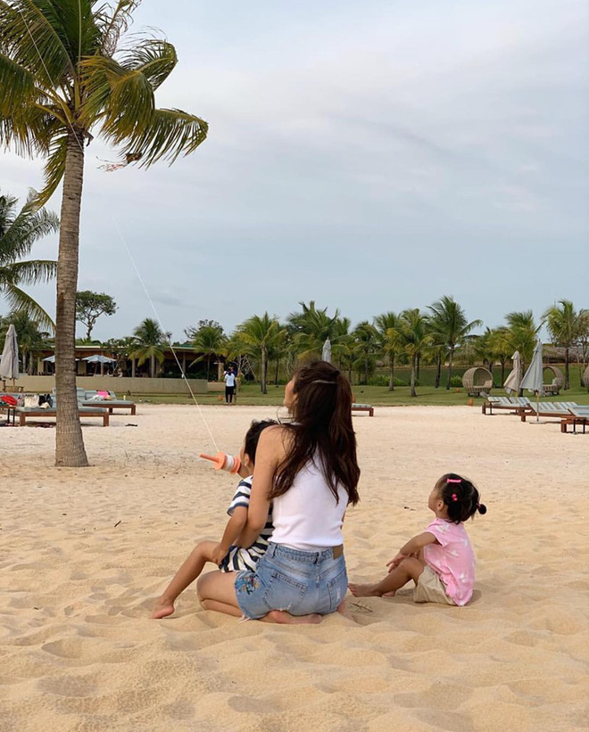 Lâu lắm rồi mới thấy Hà Tăng khoe ảnh ông xã đại gia bên 2 nhóc tỳ trong biệt thự triệu đô: Hạnh phúc ở đây chứ đâu xa!-3