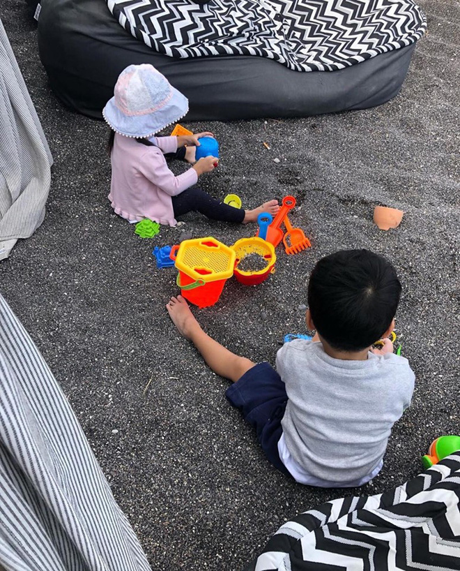 Lâu lắm rồi mới thấy Hà Tăng khoe ảnh ông xã đại gia bên 2 nhóc tỳ trong biệt thự triệu đô: Hạnh phúc ở đây chứ đâu xa!-4