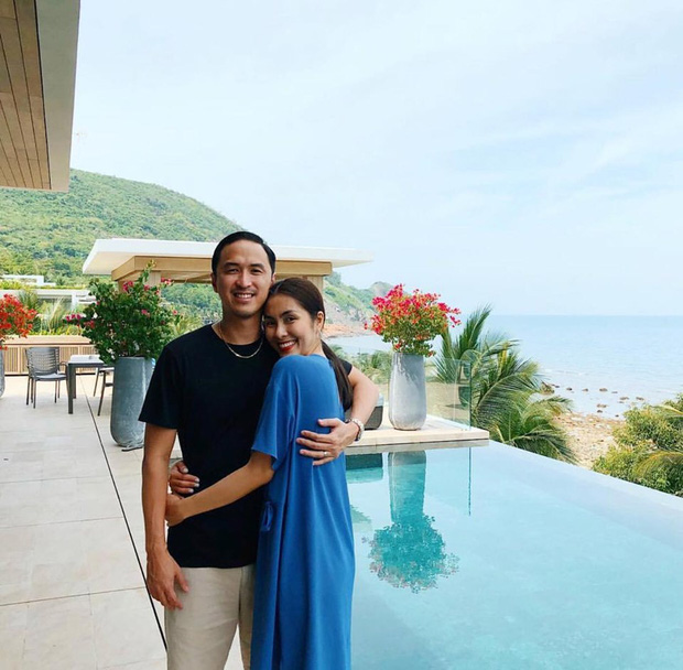 Lâu lắm rồi mới thấy Hà Tăng khoe ảnh ông xã đại gia bên 2 nhóc tỳ trong biệt thự triệu đô: Hạnh phúc ở đây chứ đâu xa!-8