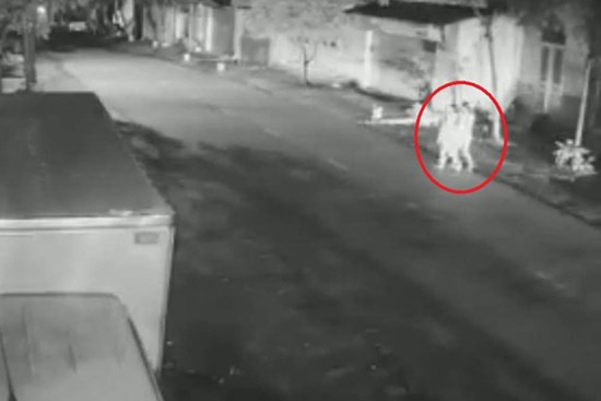 Ô tô đâm 2 chị em tập thể dục thương vong, tài xế chưa đến công an trình diện: Án phạt nào là thích đáng?