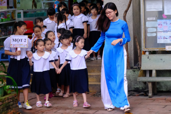 Quá nhớ trường lớp, cậu học sinh lớp 3 ngày nào cũng đến trước cổng trường tập thể dục-1