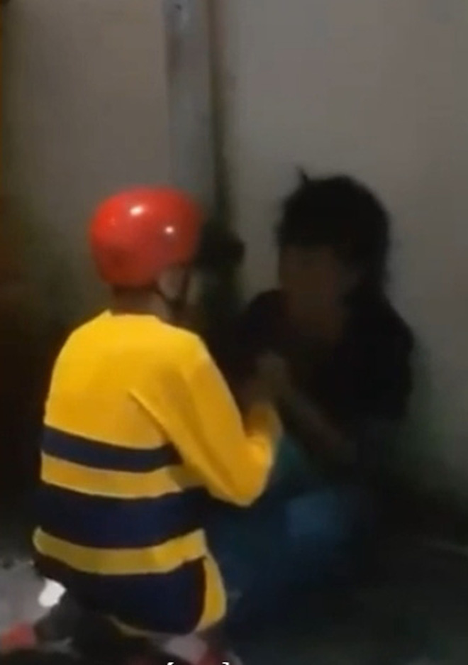 Xôn xao clip tài xế xe ôm cầm dao cưỡng hiếp cô gái, người quay clip càng gây tranh cãi gay gắt-3