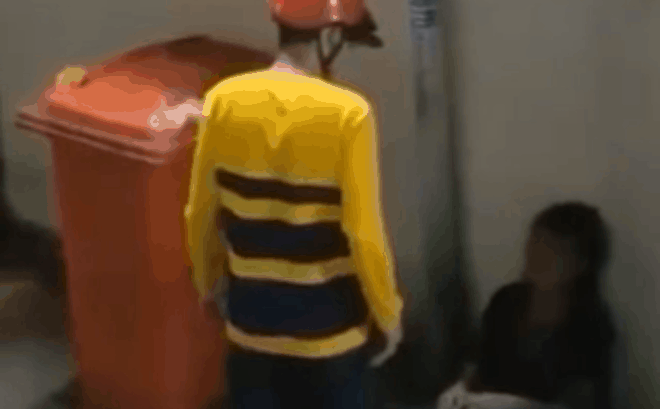 Xôn xao clip tài xế xe ôm cầm dao cưỡng hiếp cô gái, người quay clip càng gây tranh cãi gay gắt-1