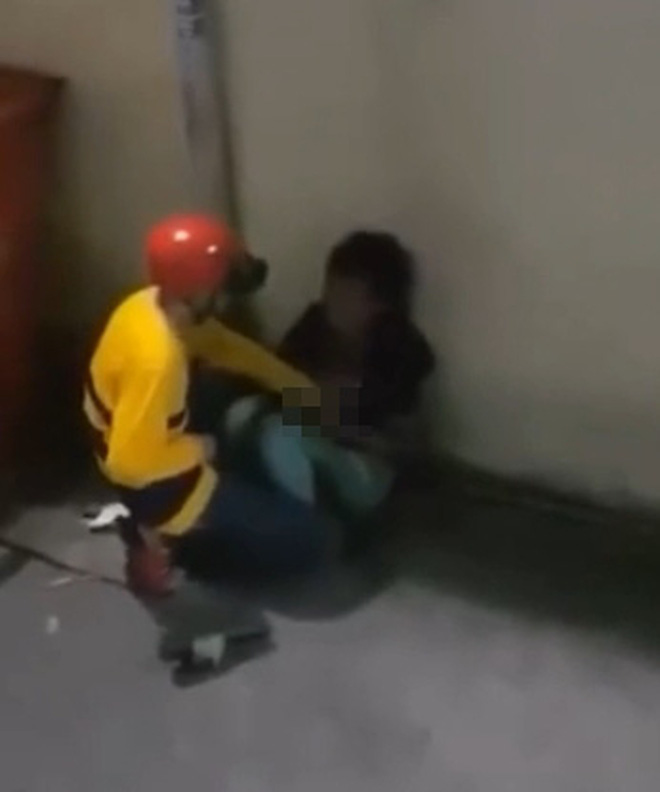 Xôn xao clip tài xế xe ôm cầm dao cưỡng hiếp cô gái, người quay clip càng gây tranh cãi gay gắt-2