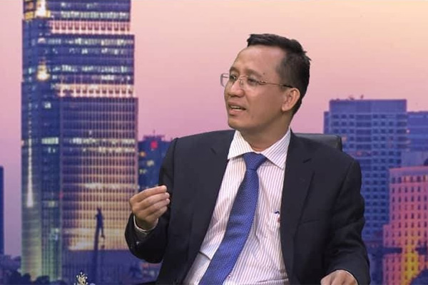 Vợ tiến sĩ Bùi Quang Tín làm việc với công an vụ chồng rơi lầu tử vong-1