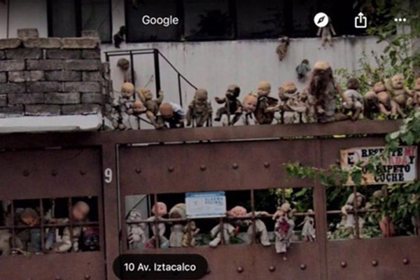 Chụp ảnh selfie, bé gái sau đó mới phát hiện gương mặt kì lạ phía sau và tin rằng nó có liên quan đến vụ tai nạn 1 năm trước-4