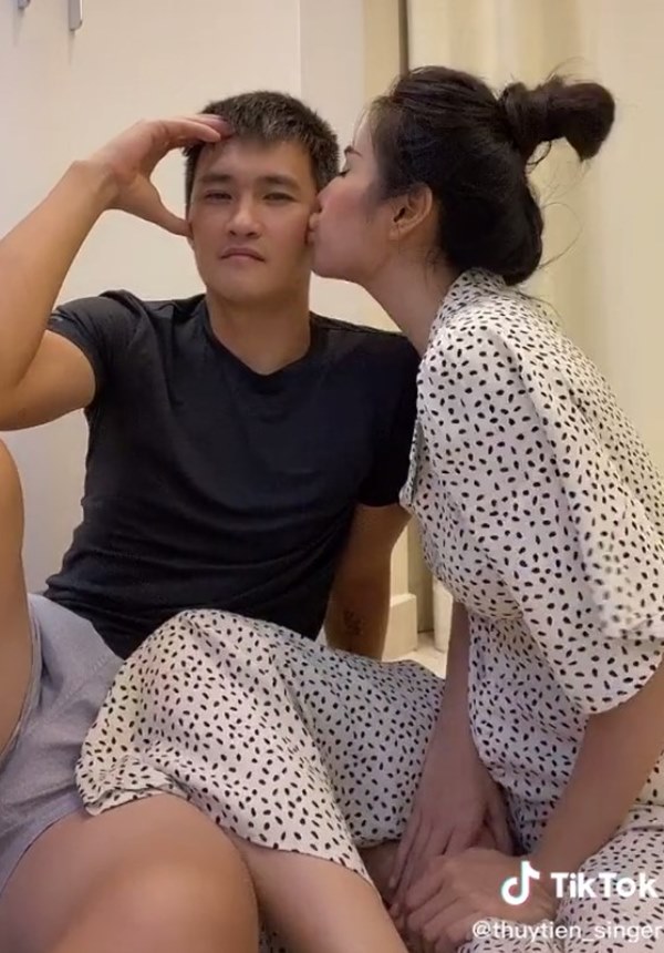 Được Thủy Tiên chủ động hôn má thể hiện tình cảm nhưng phản ứng của Công Vinh lại gây bất ngờ-2