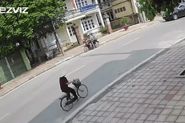 Ôtô mất lái đâm văng hai người trên xe máy