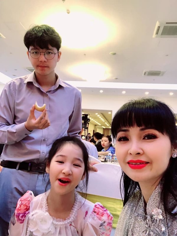 Ca sĩ nhà trăm tỷ rớt nước mắt những ngày cách ly 4 con-7