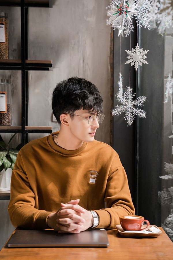 Giảng bài cáu gắt trên livestream, thầy giáo vẫn hút tim rần rần nhờ vẻ ngoài soái ca cực phẩm, đến cái tên cũng siêu lạ-2