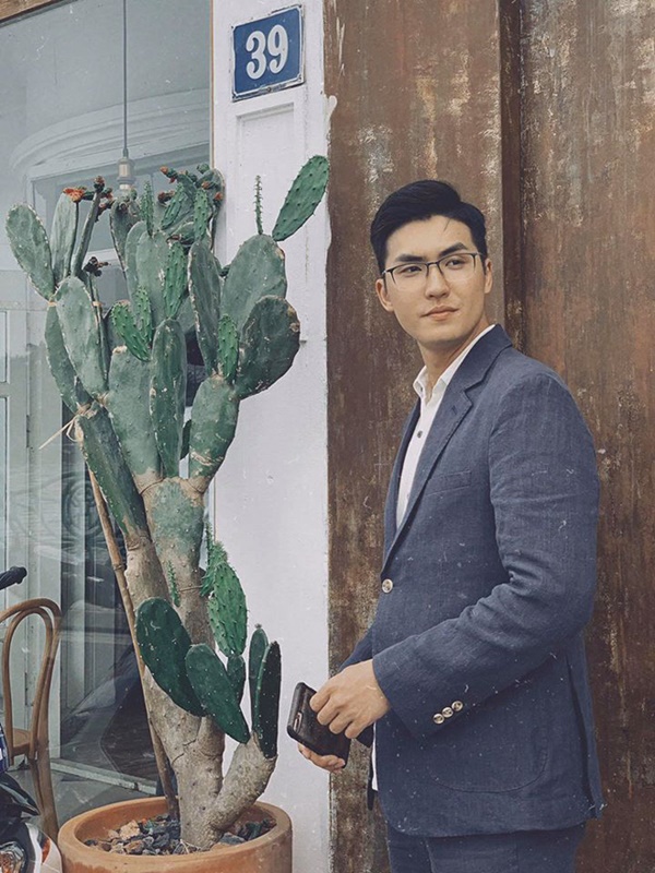 Giảng bài cáu gắt trên livestream, thầy giáo vẫn hút tim rần rần nhờ vẻ ngoài soái ca cực phẩm, đến cái tên cũng siêu lạ-4