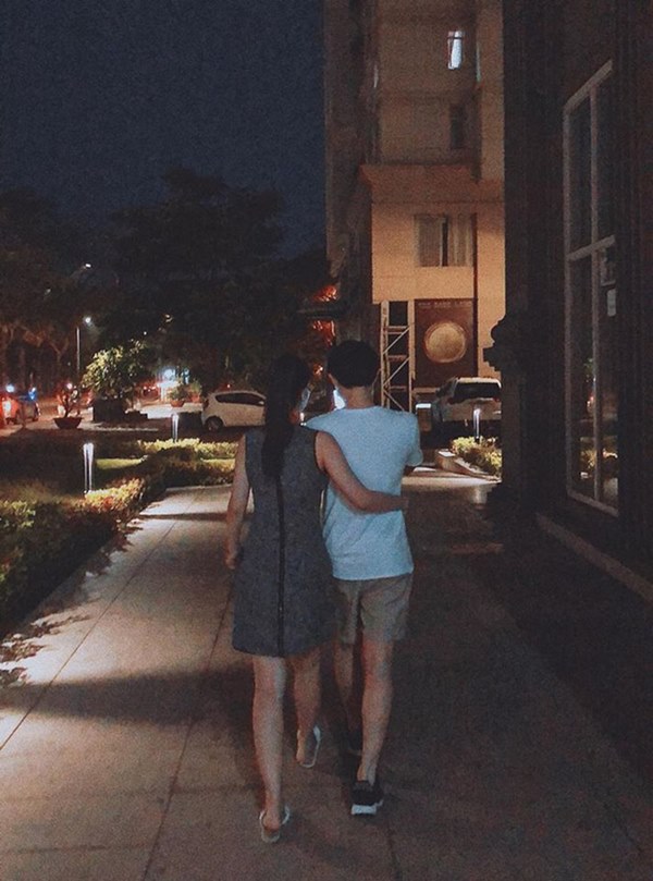 Đông Nhi lên đồ lộng lẫy chỉ để đi.. đổ rác, nhưng dân tình chỉ dán mắt vào màn khoe eo giữa đồn đoán mang thai-2