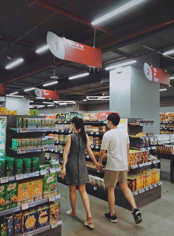 Đông Nhi lên đồ lộng lẫy chỉ để đi.. đổ rác, nhưng dân tình chỉ dán mắt vào màn khoe eo giữa đồn đoán mang thai-3