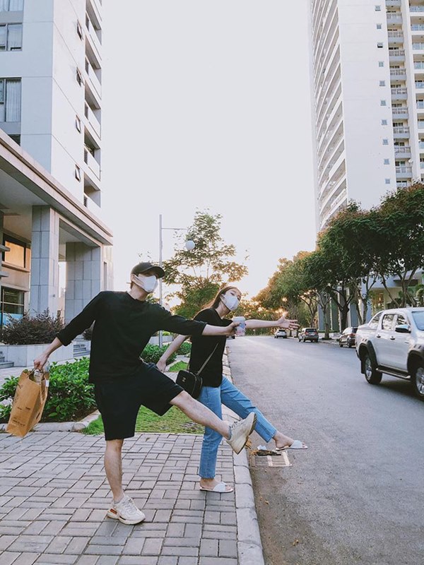 Đông Nhi lên đồ lộng lẫy chỉ để đi.. đổ rác, nhưng dân tình chỉ dán mắt vào màn khoe eo giữa đồn đoán mang thai-4