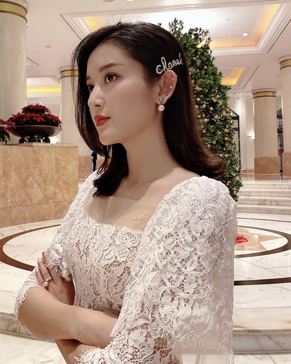 Kẹp tóc Chanel 26 triệu loạt mỹ nhân Hàn Việt ai diện cũng sang, riêng Phượng Chanel lại sến khó tả-5