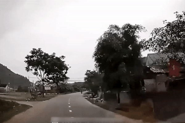 Bé trai đột ngột lao ra đường suýt bị ôtô đâm