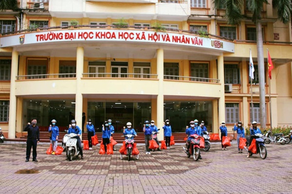 Làm shipper đi tận khu trọ tặng quà cho từng sinh viên mùa dịch, thầy cô đáng yêu nhất quả đất là đây chứ đâu-1