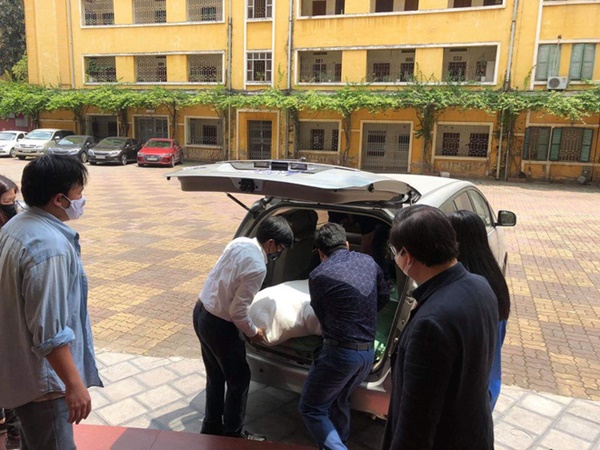 Làm shipper đi tận khu trọ tặng quà cho từng sinh viên mùa dịch, thầy cô đáng yêu nhất quả đất là đây chứ đâu-2