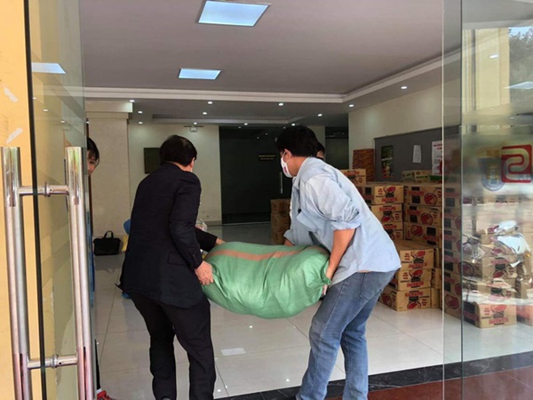 Làm shipper đi tận khu trọ tặng quà cho từng sinh viên mùa dịch, thầy cô đáng yêu nhất quả đất là đây chứ đâu-3