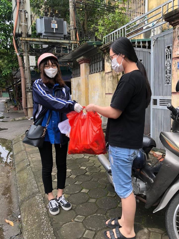 Làm shipper đi tận khu trọ tặng quà cho từng sinh viên mùa dịch, thầy cô đáng yêu nhất quả đất là đây chứ đâu-4