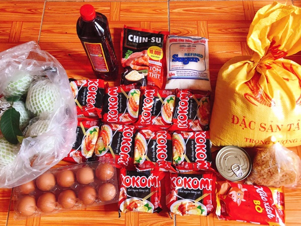 Làm shipper đi tận khu trọ tặng quà cho từng sinh viên mùa dịch, thầy cô đáng yêu nhất quả đất là đây chứ đâu-9