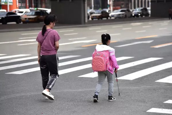 Con gái bị mù, bà mẹ nghèo âm thầm làm 1 việc suốt 5 năm khiến ai nấy bật khóc vì tình mẫu tử cao cả-1