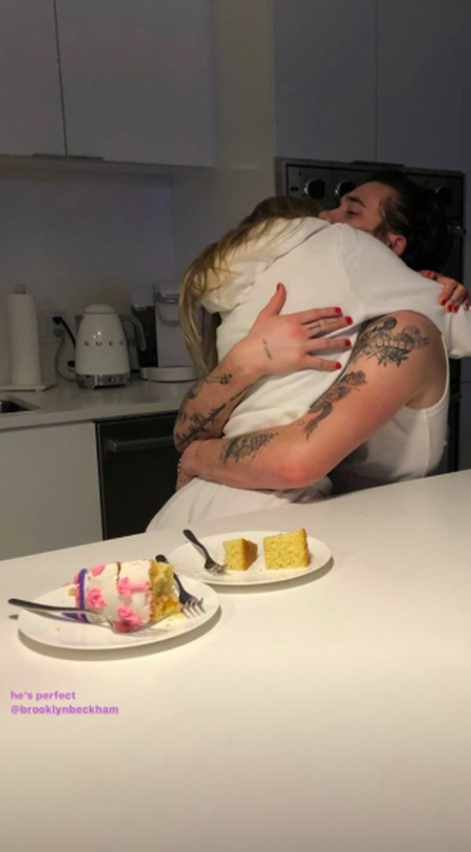 Vẫn biết cậu cả nhà Beckham quấn ái nữ tỷ phú, nhưng ai ngờ lại mùi mẫn thế này: Bàn tay hư hỏng khiến fan dậy sóng!-2