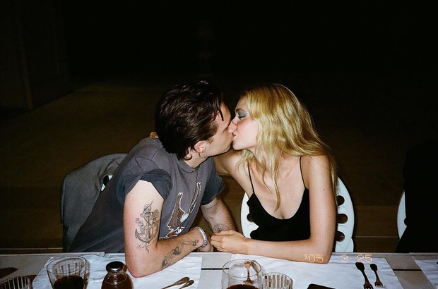 Vẫn biết cậu cả nhà Beckham quấn ái nữ tỷ phú, nhưng ai ngờ lại mùi mẫn thế này: Bàn tay hư hỏng khiến fan dậy sóng!-4