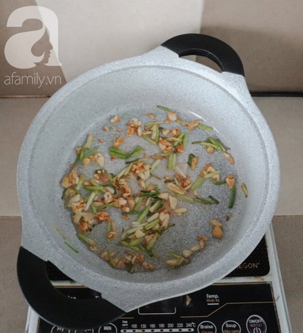 Buổi sáng mẹ&nbsp;nấu cháo hàu ngọt thơm không chút mùi tanh cả nhà khen tấm tắc-3