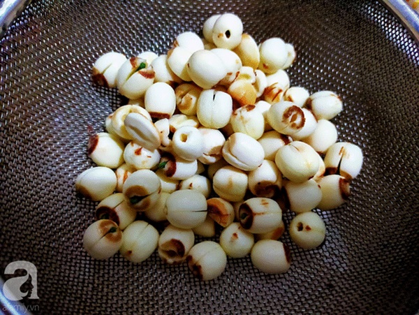 Nắng lên rồi, nấu nồi chè sen nhãn thơm bùi cả nhà cùng thưởng thức-1