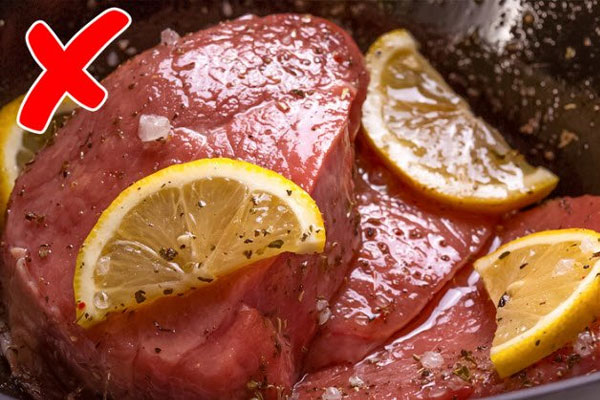 Làm lạc rang muối, dùng nước nóng hay lạnh để ngâm cho giòn, đây là cách của đầu bếp-7