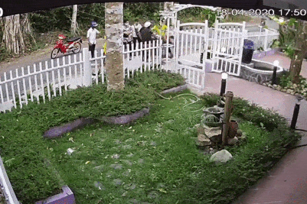 Xe máy đột ngột xoè giữa đường, kéo theo hàng loạt xe đi phía sau bị ngã, kinh ngạc nhất là phản ứng của thanh niên áo đỏ-1